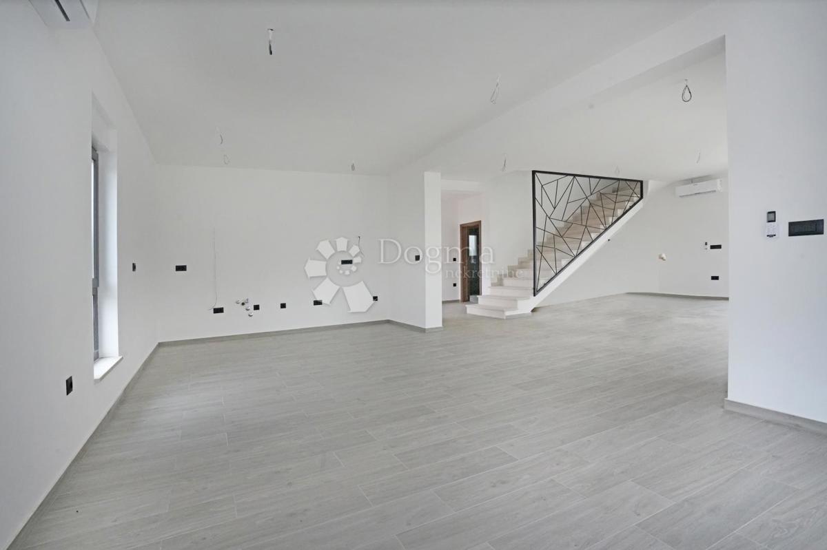 NOVOZGRAJENA MODERNA VILA