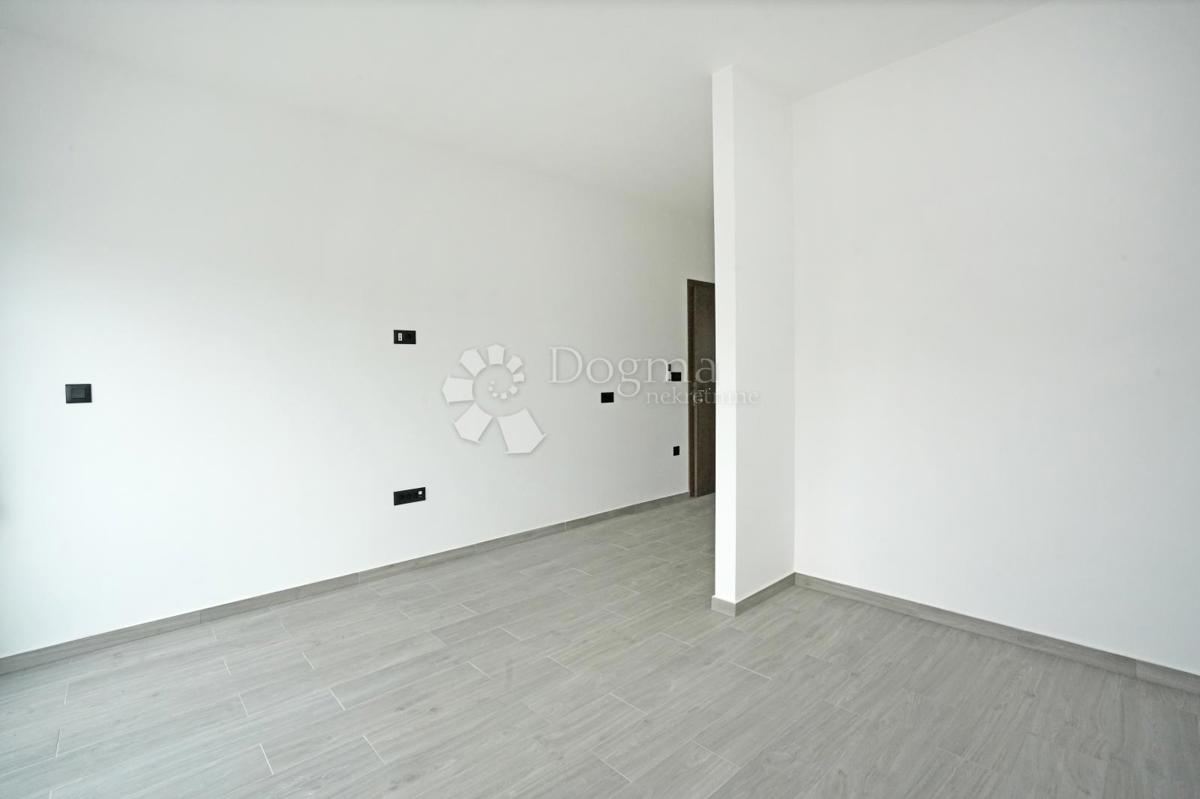 NOVOZGRAJENA MODERNA VILA