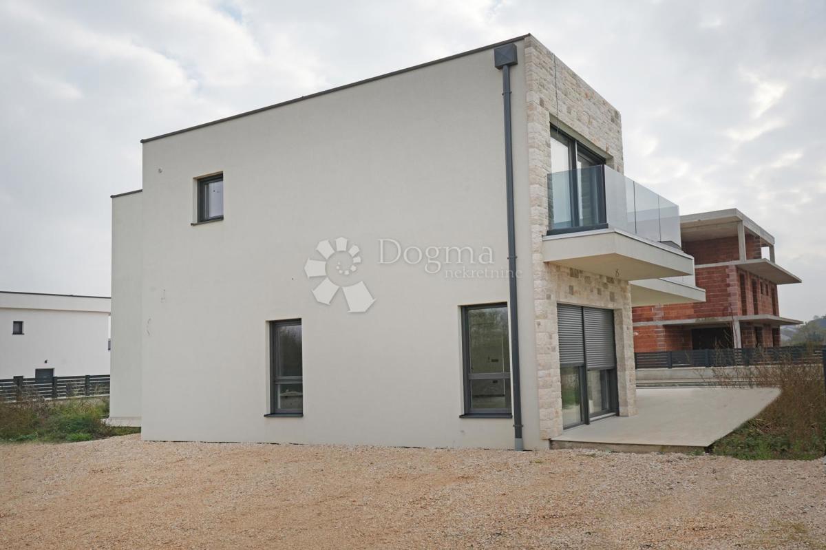NOVOZGRAJENA MODERNA VILA