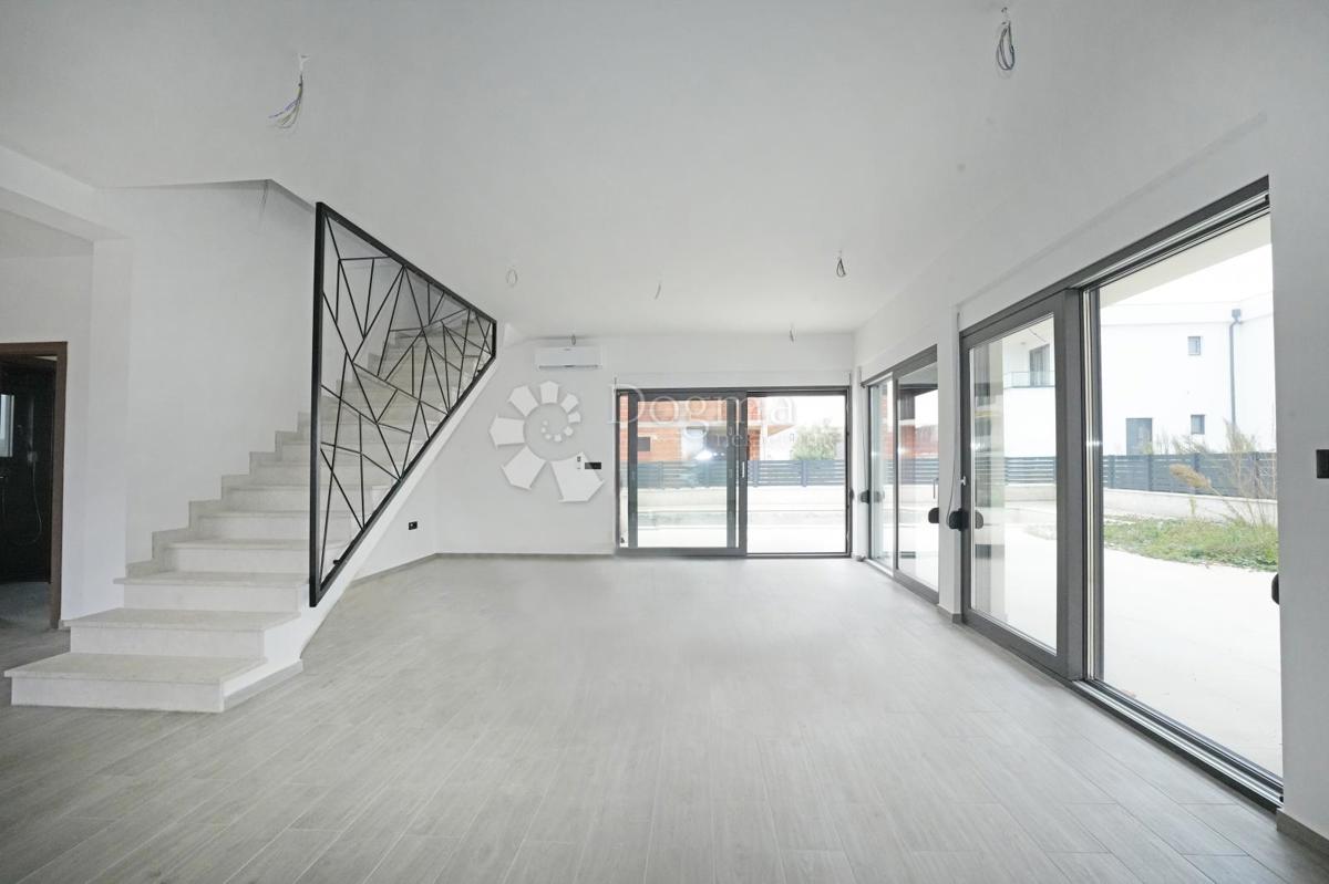 NOVOZGRAJENA MODERNA VILA