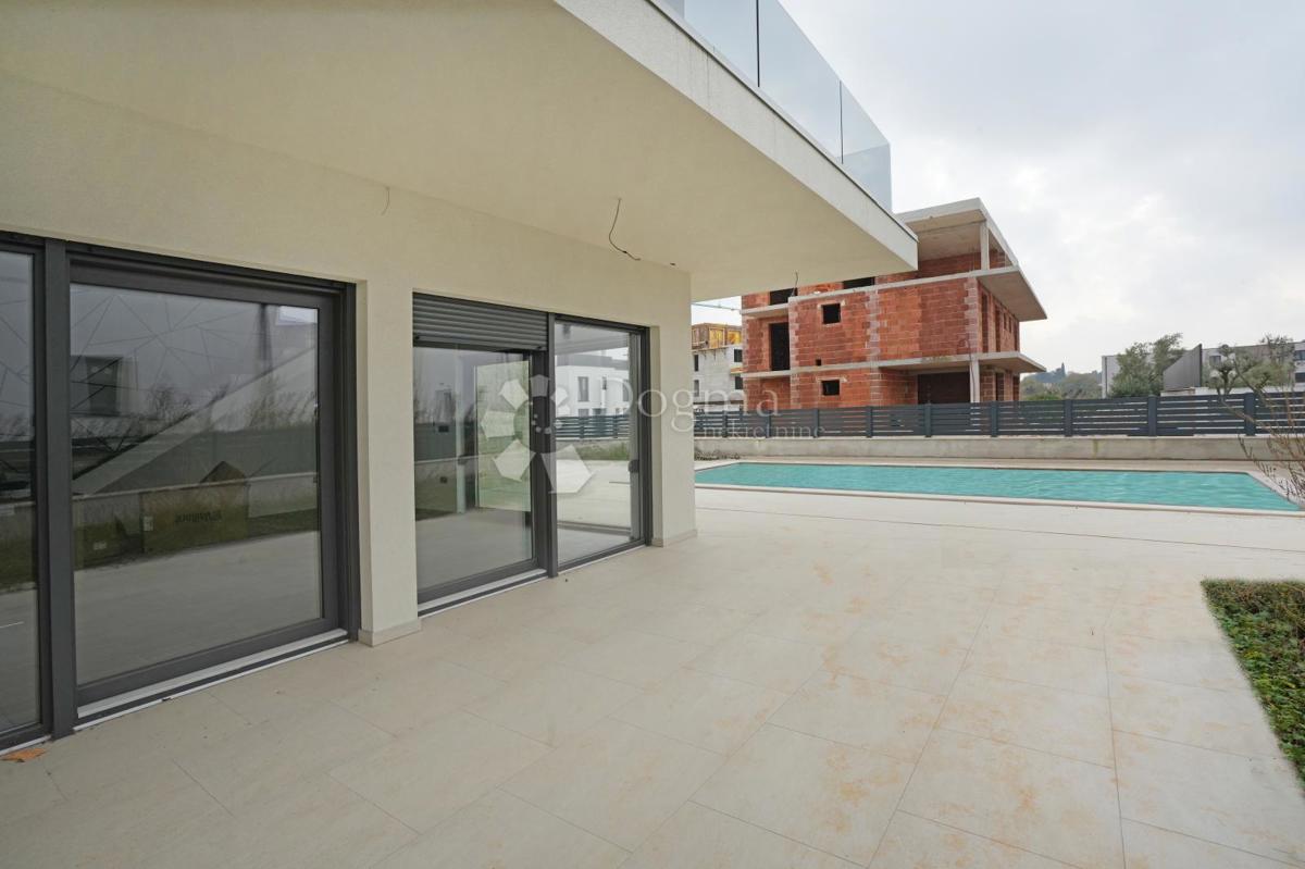 NOVOZGRAJENA MODERNA VILA