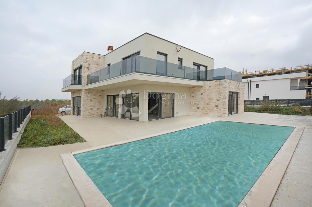 NOVOZGRAJENA MODERNA VILA