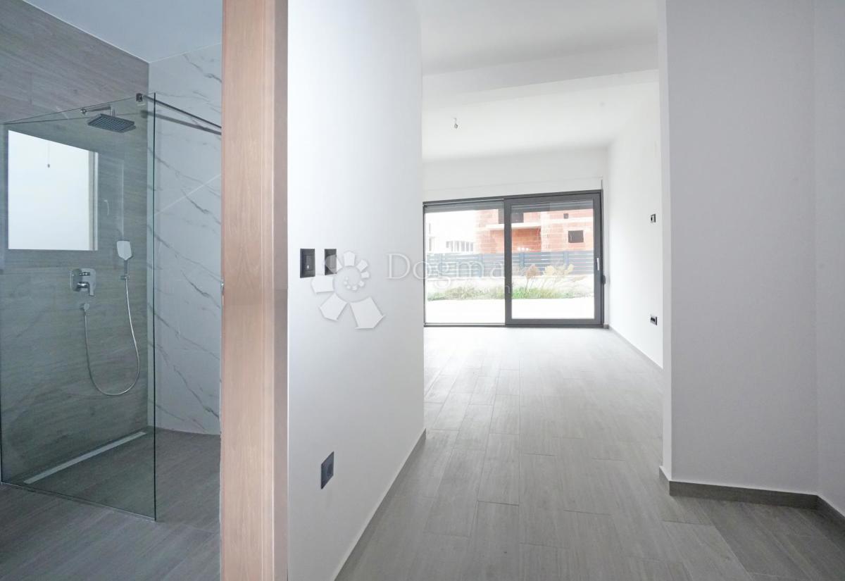 NOVOZGRAJENA MODERNA VILA