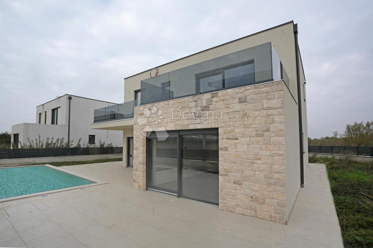 NOVOZGRAJENA MODERNA VILA