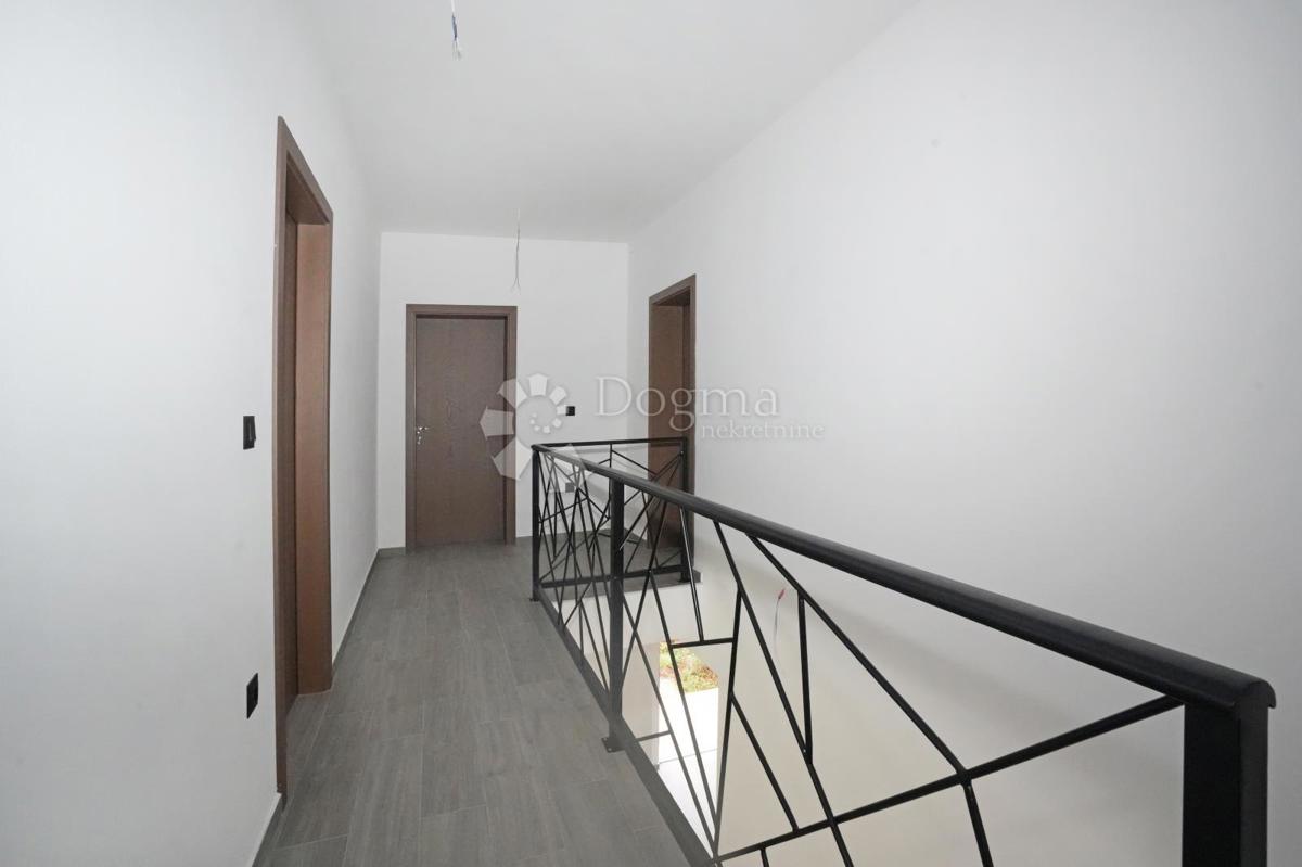 NOVOZGRAJENA MODERNA VILA