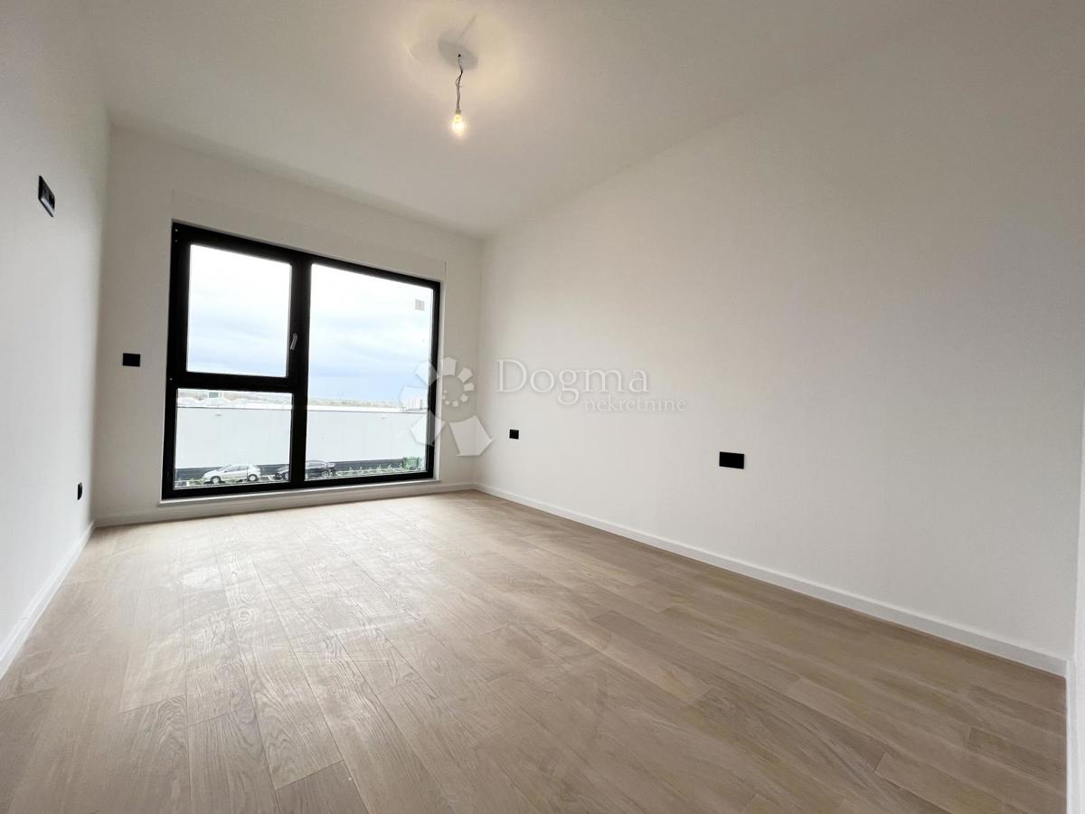 Stanovanje v novogradnji z dvigalom in garažo, Umag