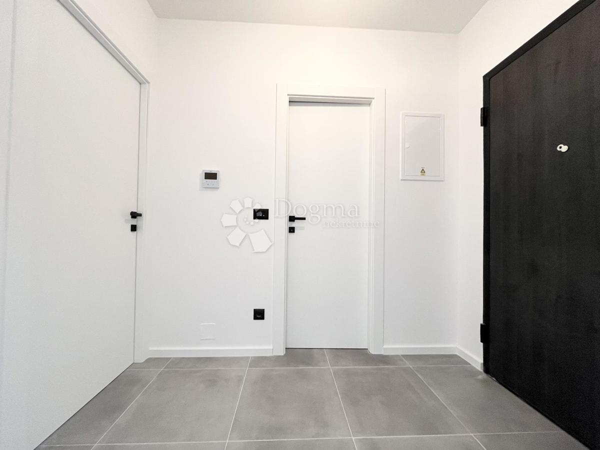 Stanovanje v novogradnji z dvigalom in garažo, Umag