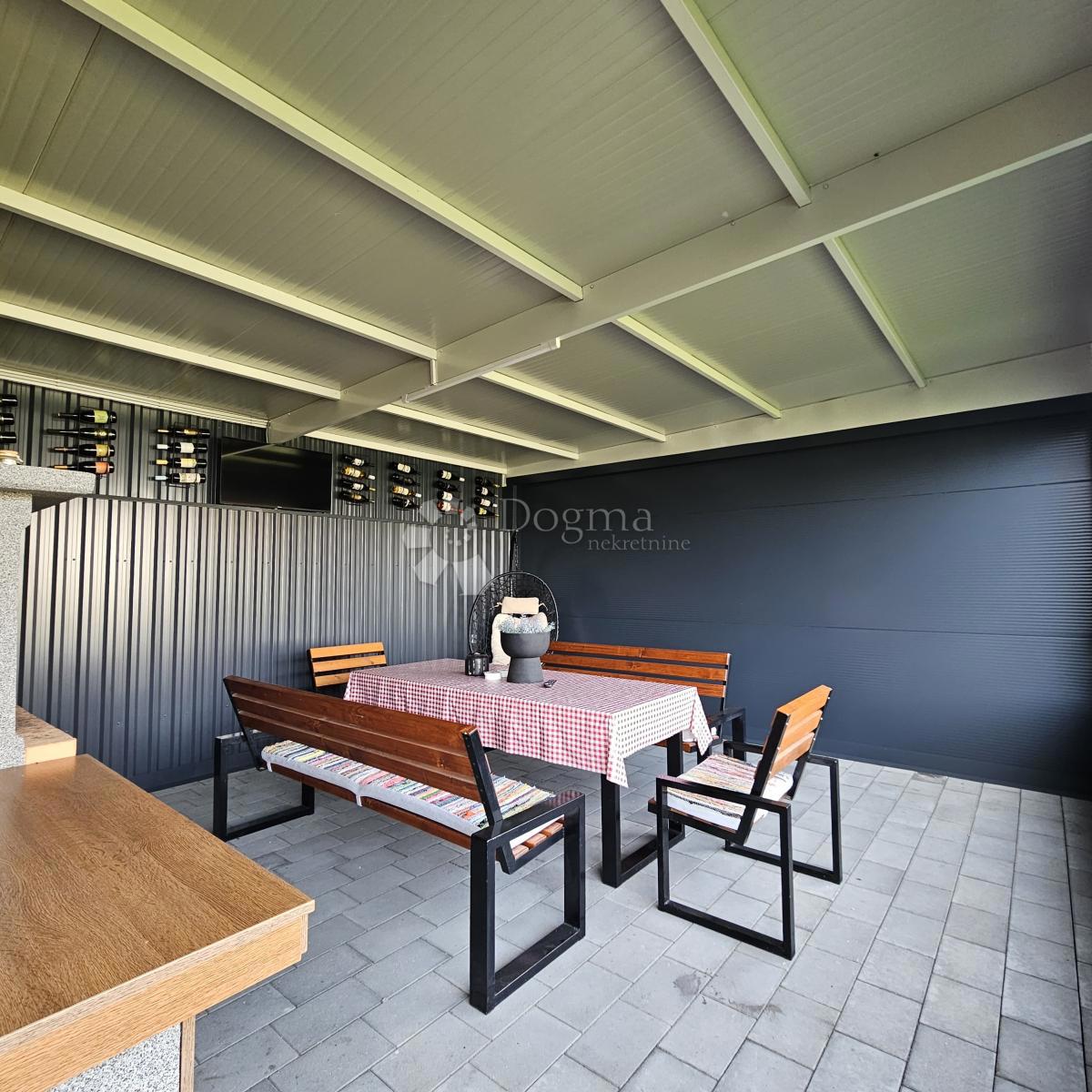 Hiša Cvjetno naselje, Osijek, 150m2