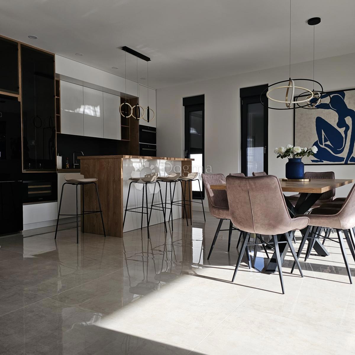 Hiša Cvjetno naselje, Osijek, 150m2