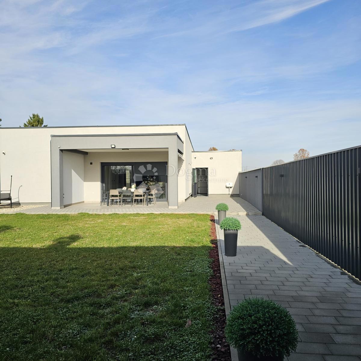 Hiša Cvjetno naselje, Osijek, 150m2