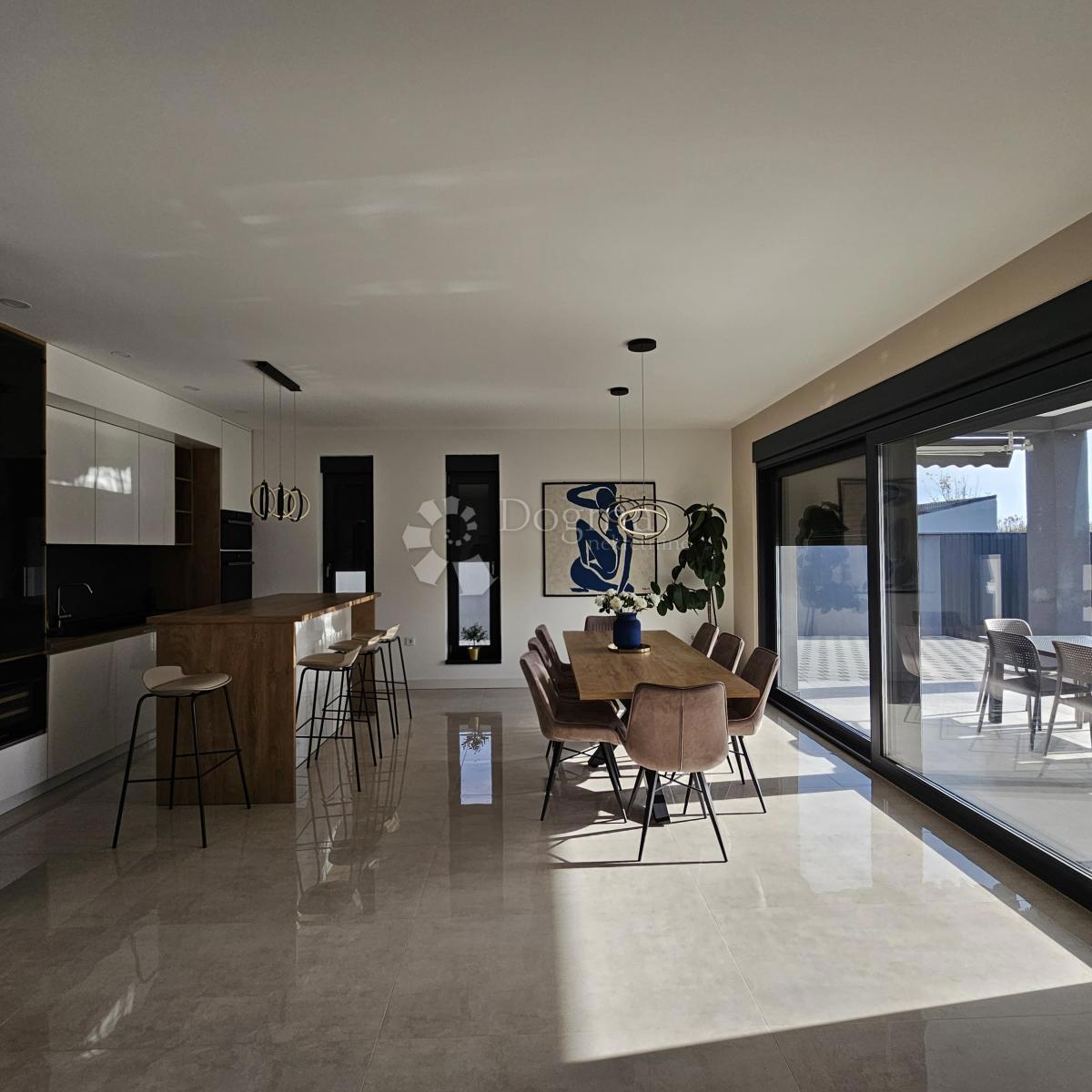 Hiša Cvjetno naselje, Osijek, 150m2