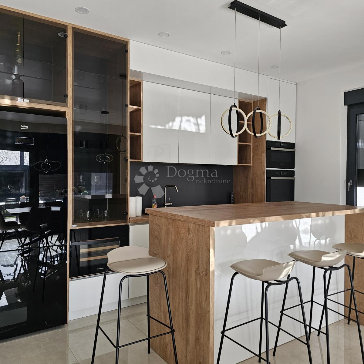 Hiša Cvjetno naselje, Osijek, 150m2