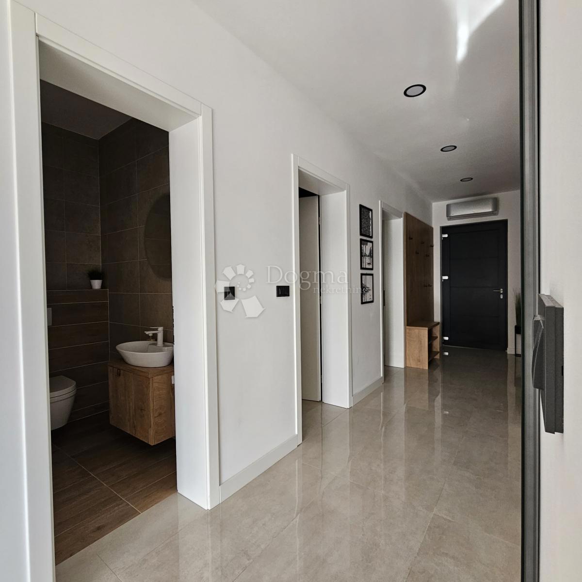 Hiša Cvjetno naselje, Osijek, 150m2