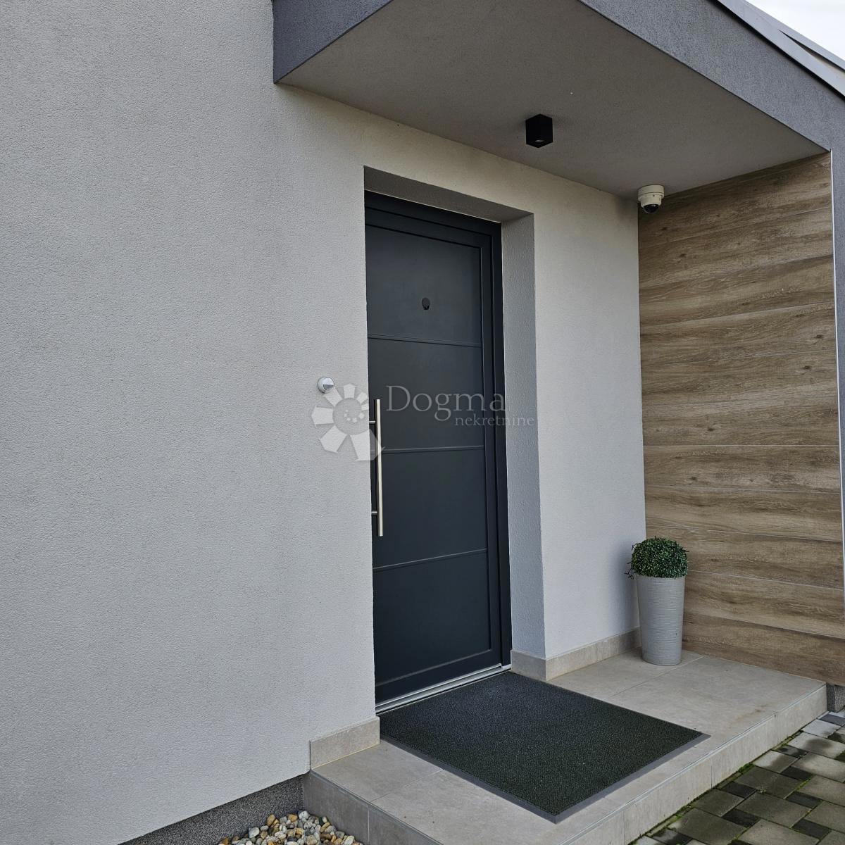 Hiša Cvjetno naselje, Osijek, 150m2