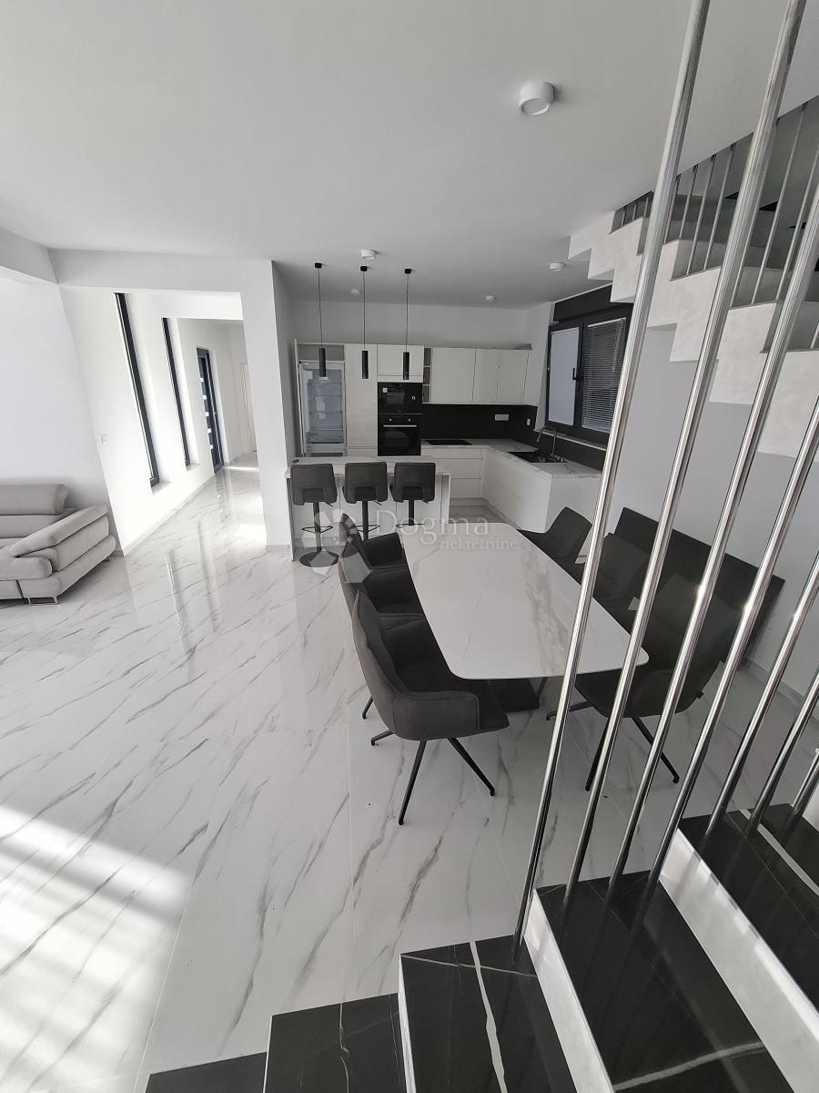 Hiša Crno, Zadar, 217m2