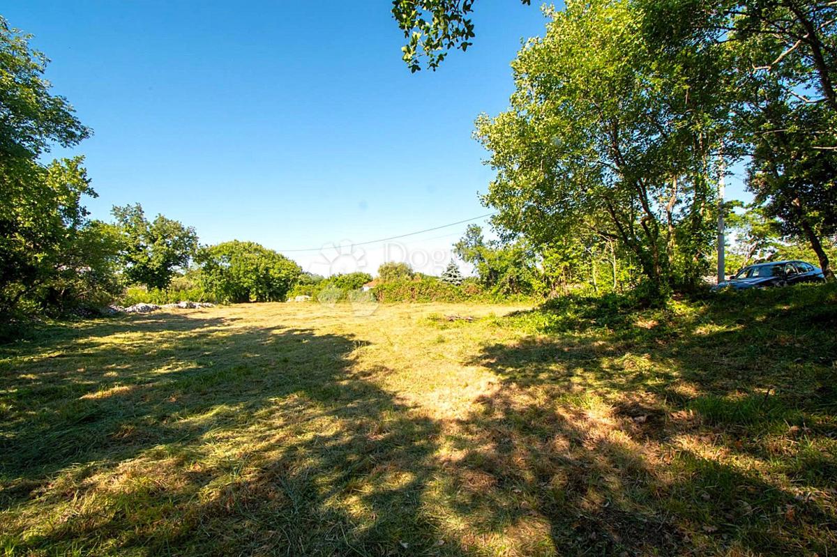 Gradbeno zemljišče v mirni vasi – Občina Marčana