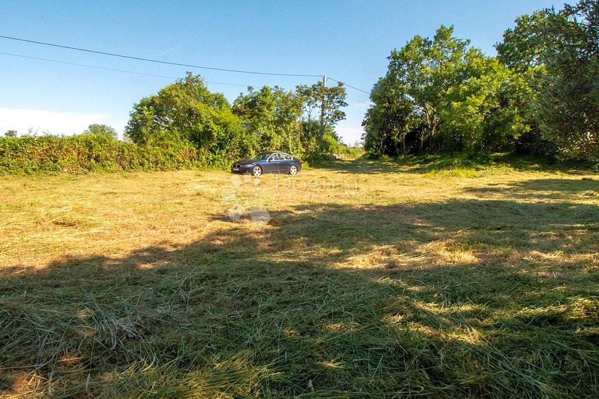 Gradbeno zemljišče v mirni vasi – Občina Marčana