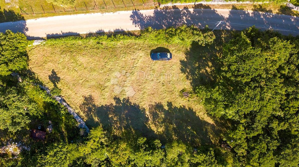 Gradbeno zemljišče v mirni vasi – Občina Marčana