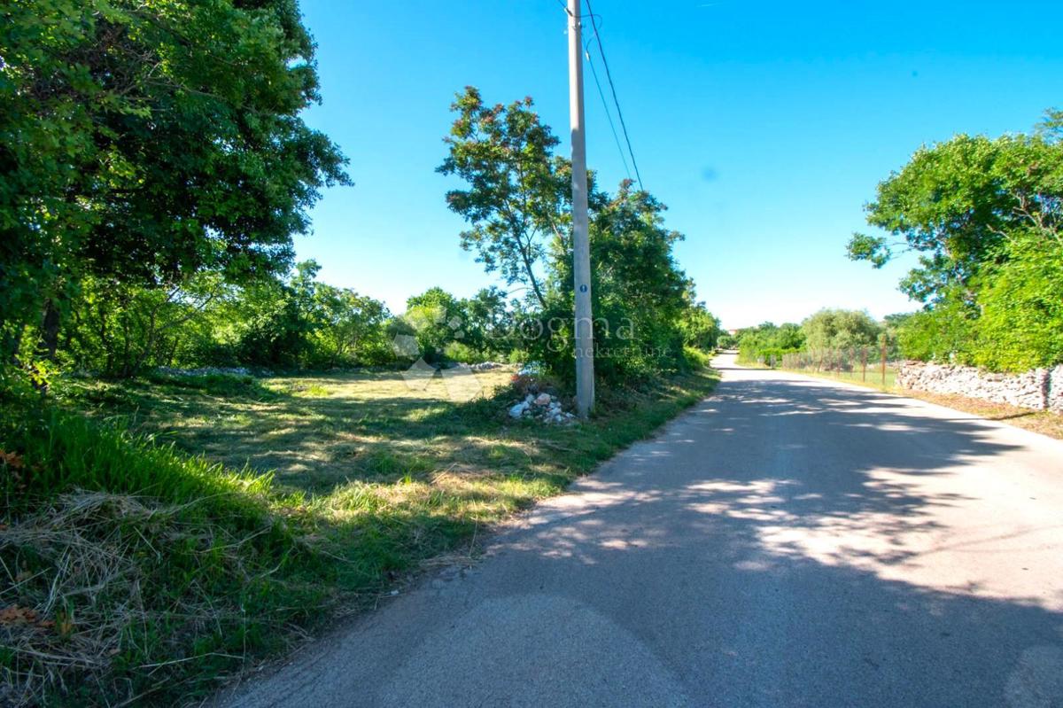 Gradbeno zemljišče v mirni vasi – Občina Marčana