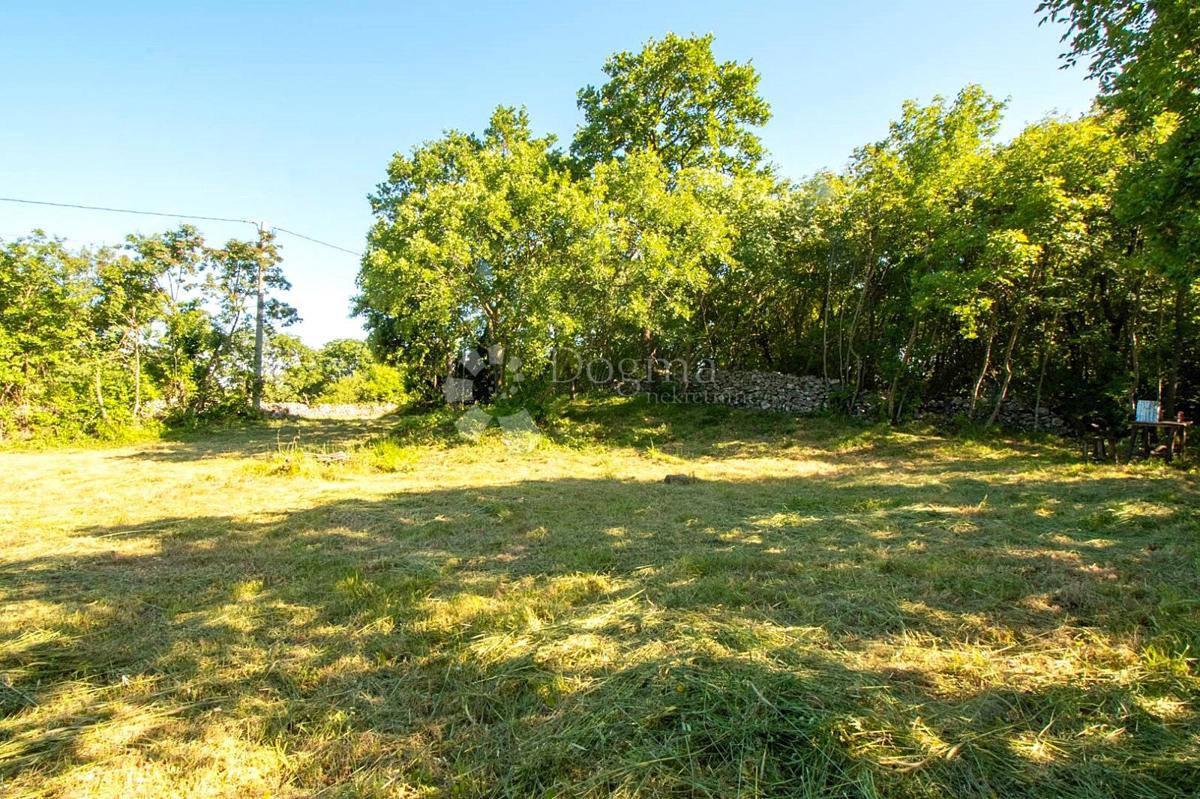 Gradbeno zemljišče v mirni vasi – Občina Marčana