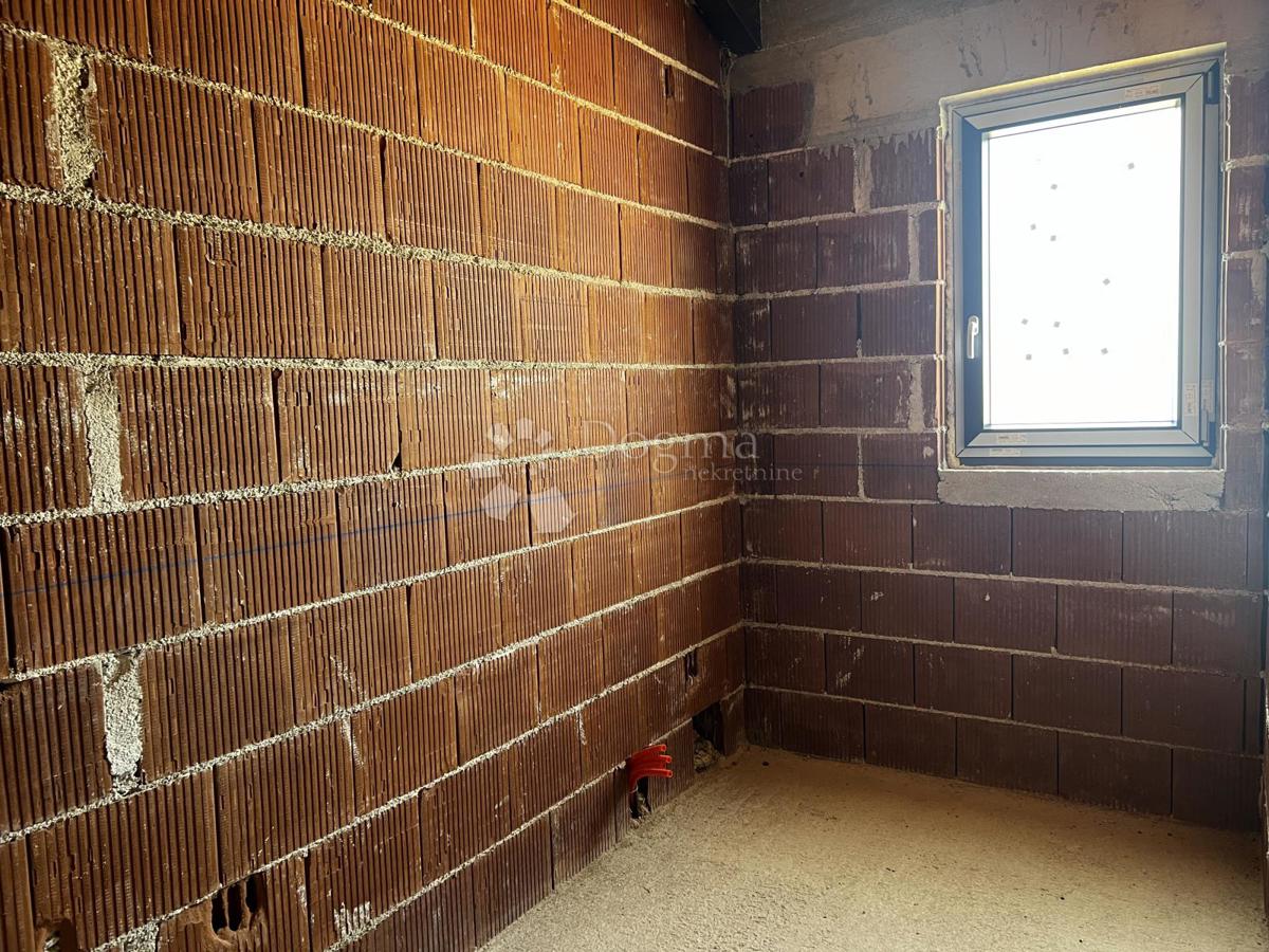 HIŠA V GRADNJI V LEPI SOSESKI