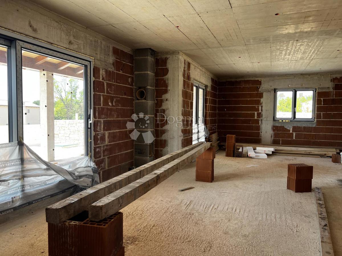 HIŠA V GRADNJI V LEPI SOSESKI