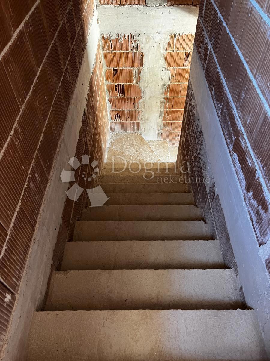 HIŠA V GRADNJI V LEPI SOSESKI