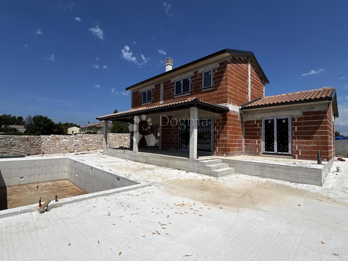 HIŠA V GRADNJI V LEPI SOSESKI