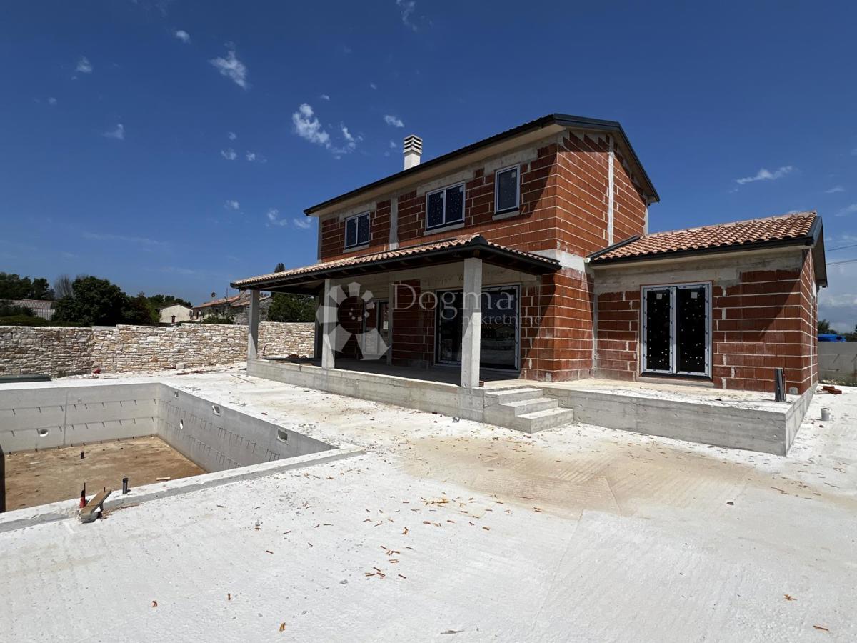 HIŠA V GRADNJI V LEPI SOSESKI