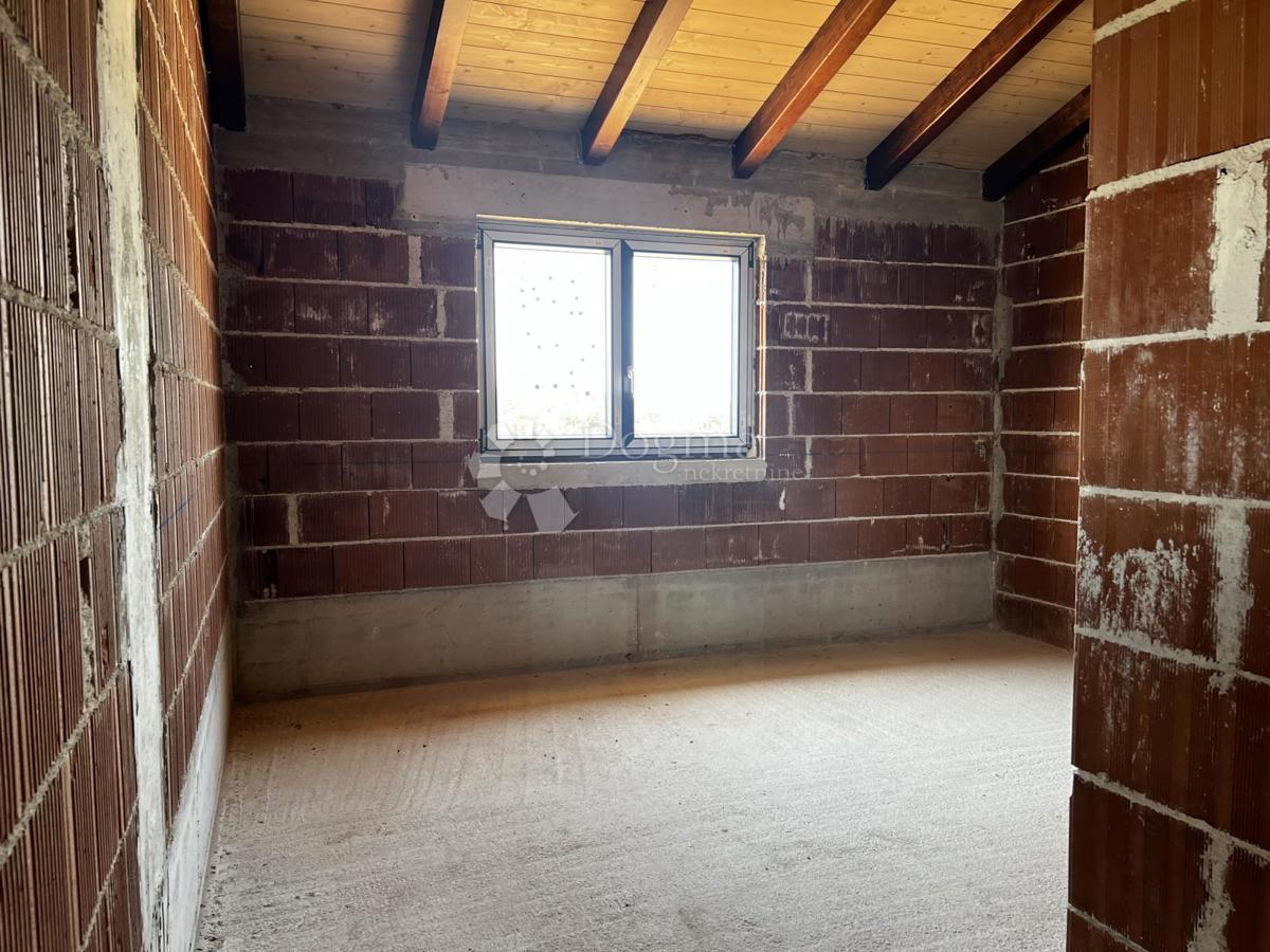 HIŠA V GRADNJI V LEPI SOSESKI