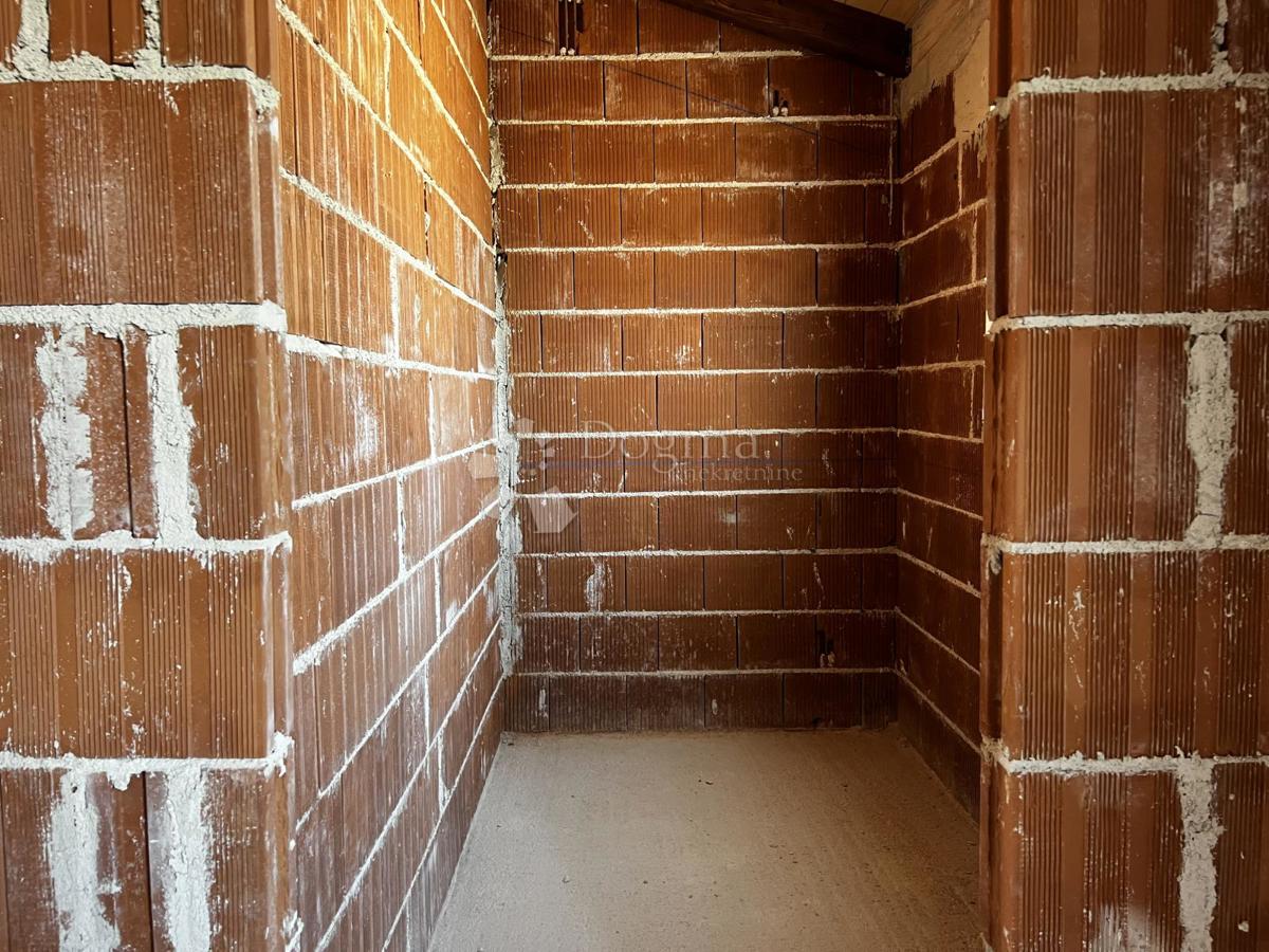 HIŠA V GRADNJI V LEPI SOSESKI