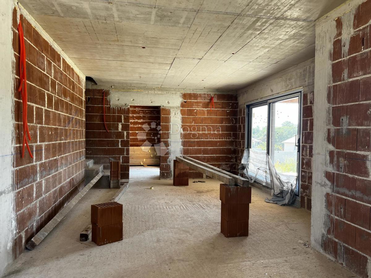 HIŠA V GRADNJI V LEPI SOSESKI