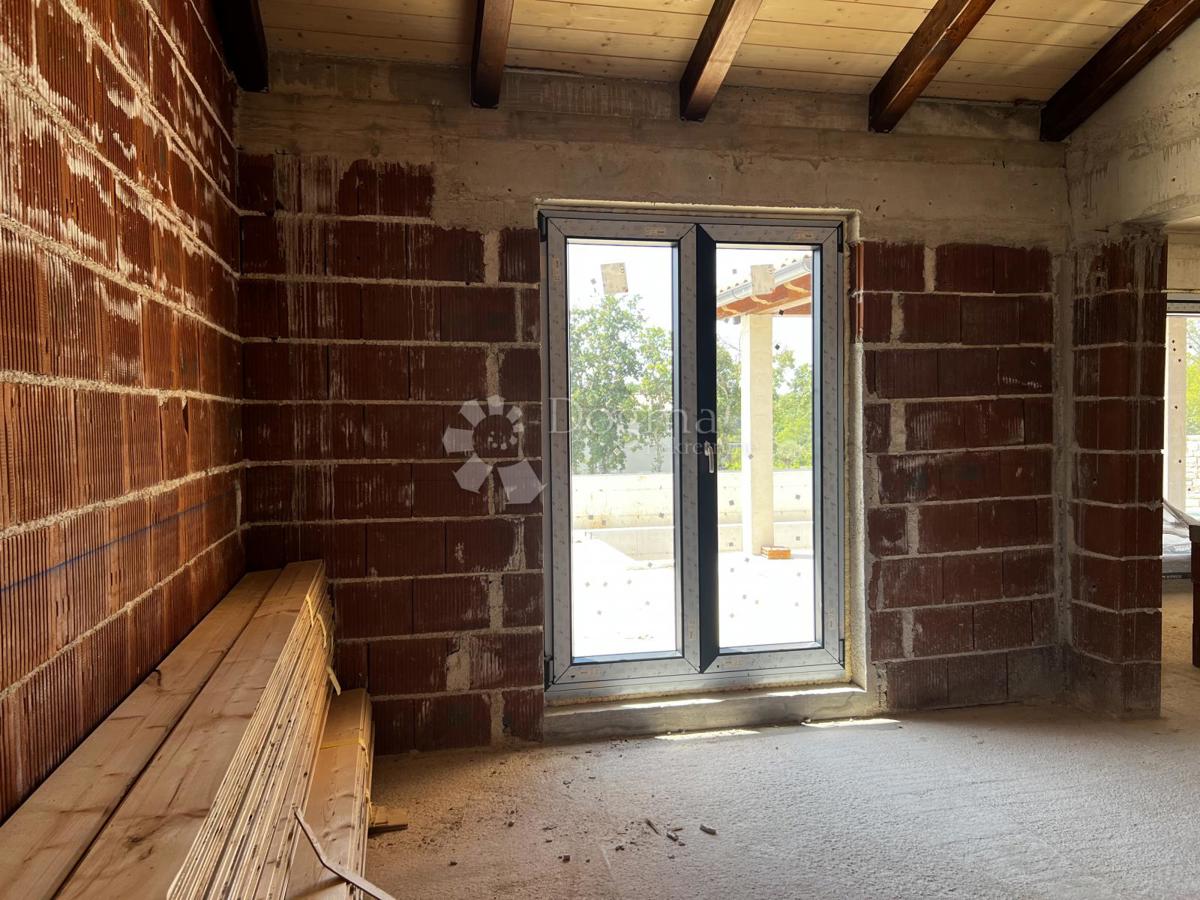 HIŠA V GRADNJI V LEPI SOSESKI