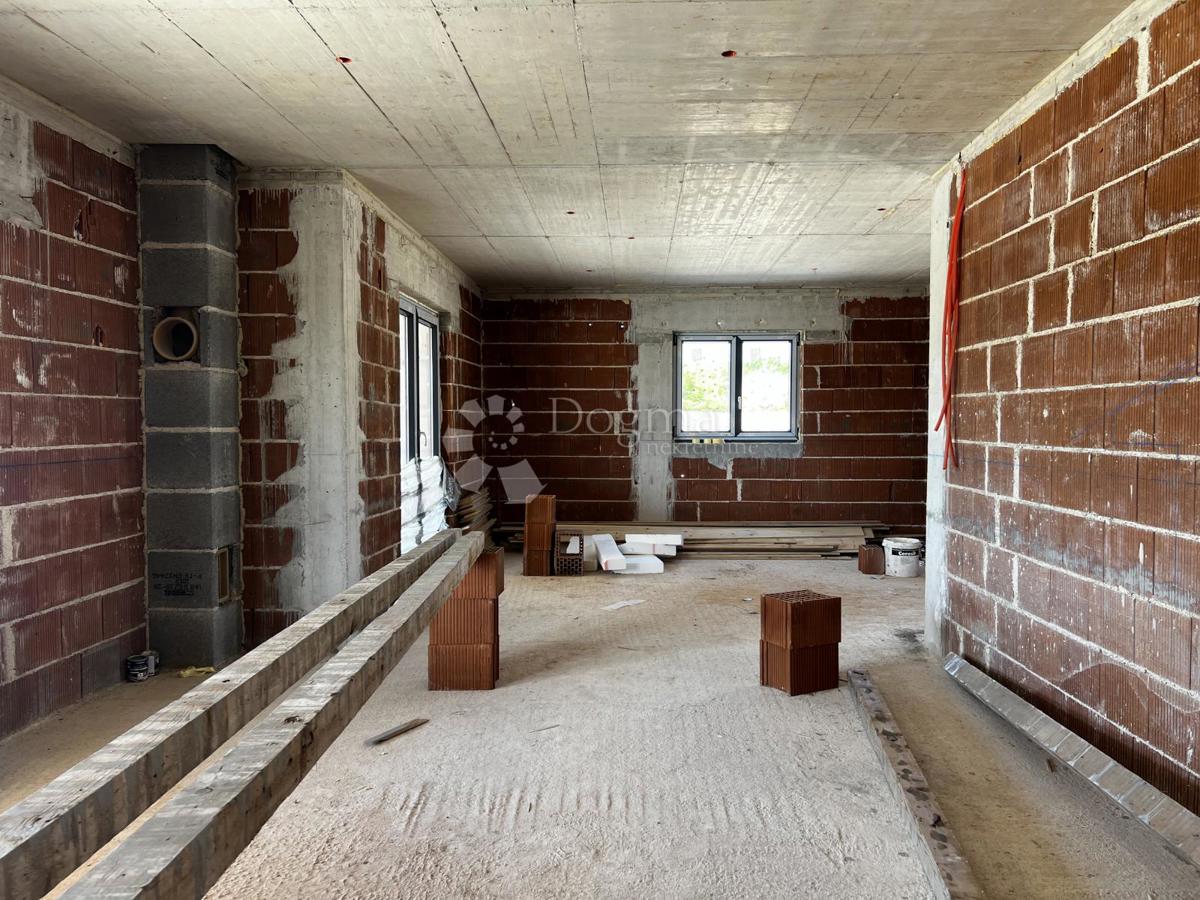 HIŠA V GRADNJI V LEPI SOSESKI