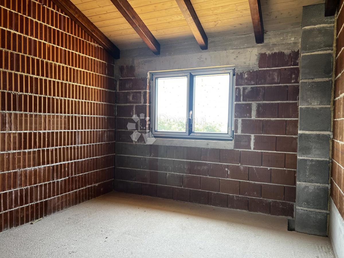 HIŠA V GRADNJI V LEPI SOSESKI