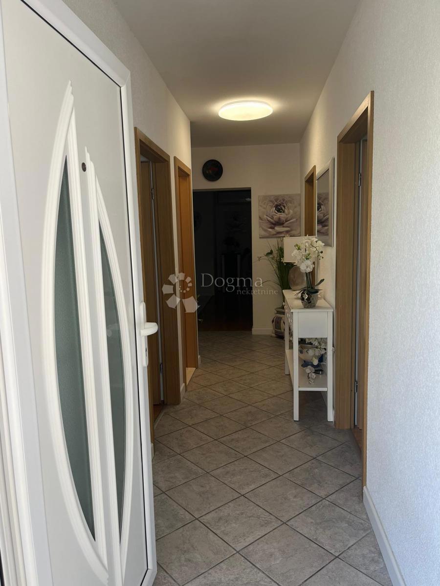 Stanovanje Duće, Dugi Rat, 105m2