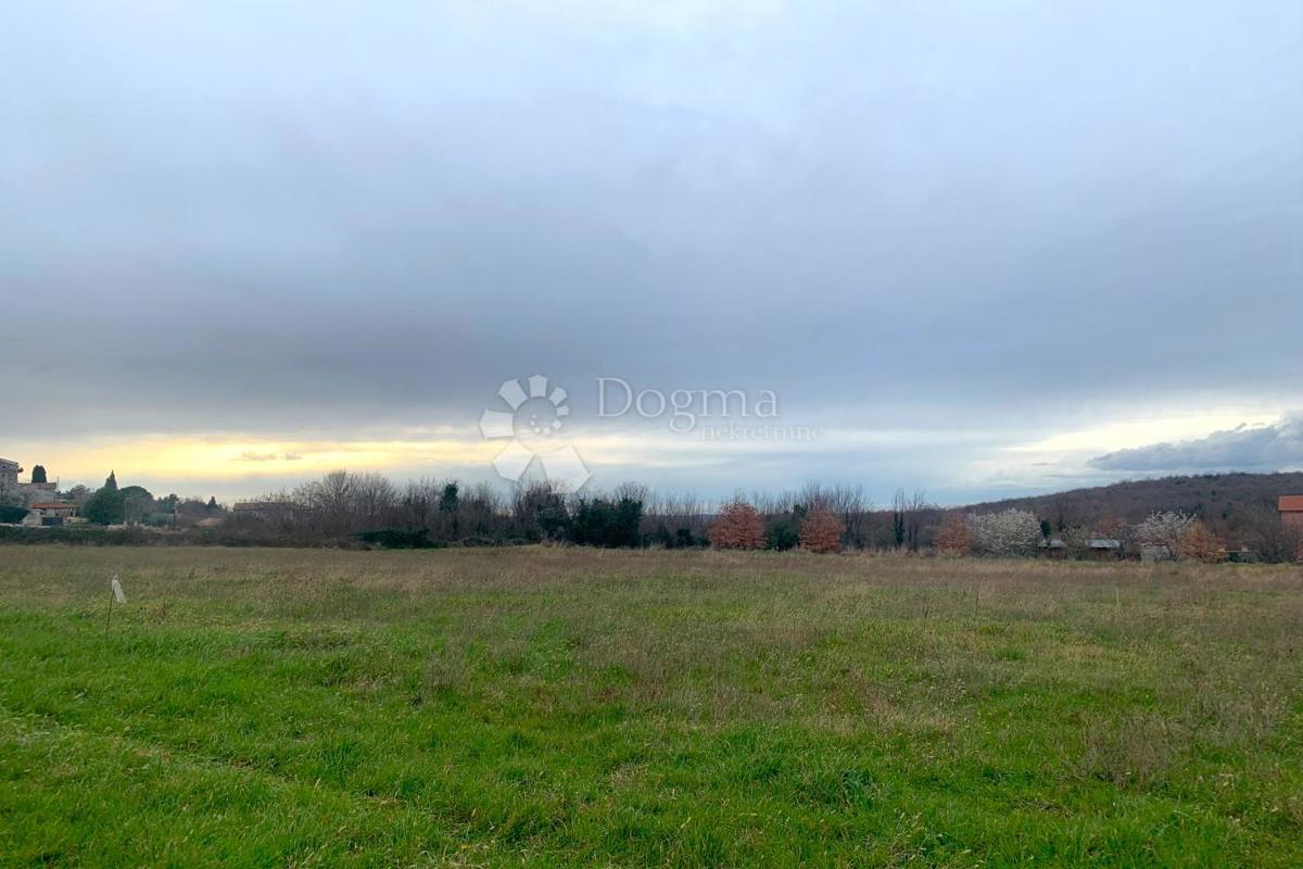 Zemljišče Višnjan, 868m2