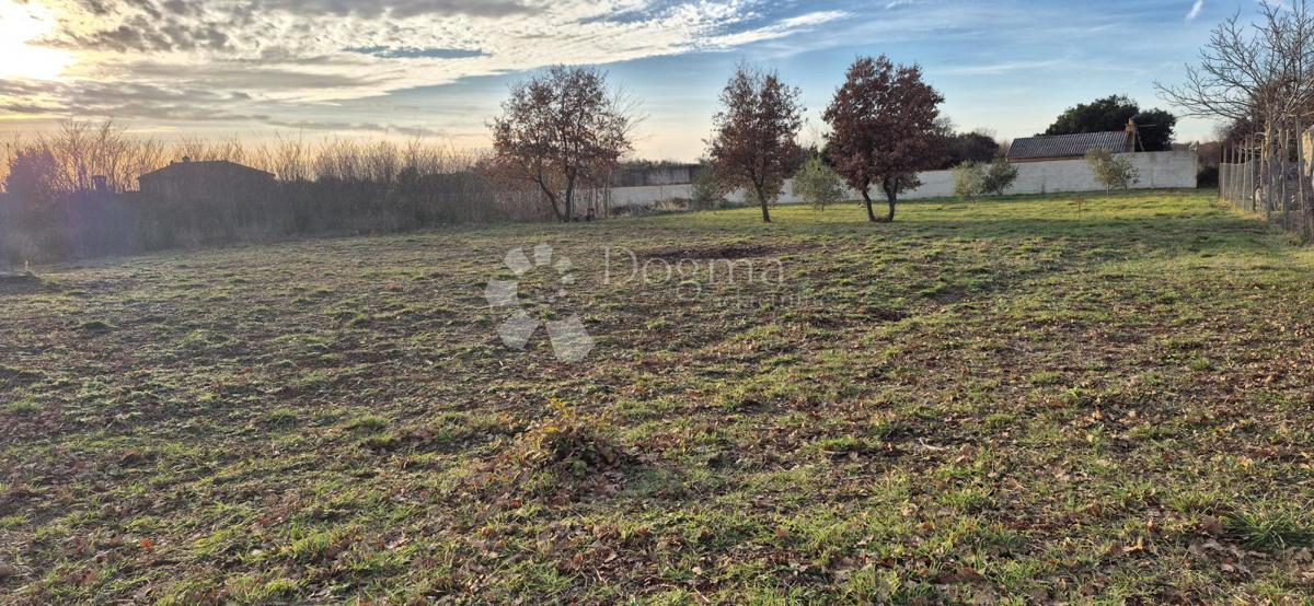 Zazidljivo zemljišče Loborika, Marčana, 703m2