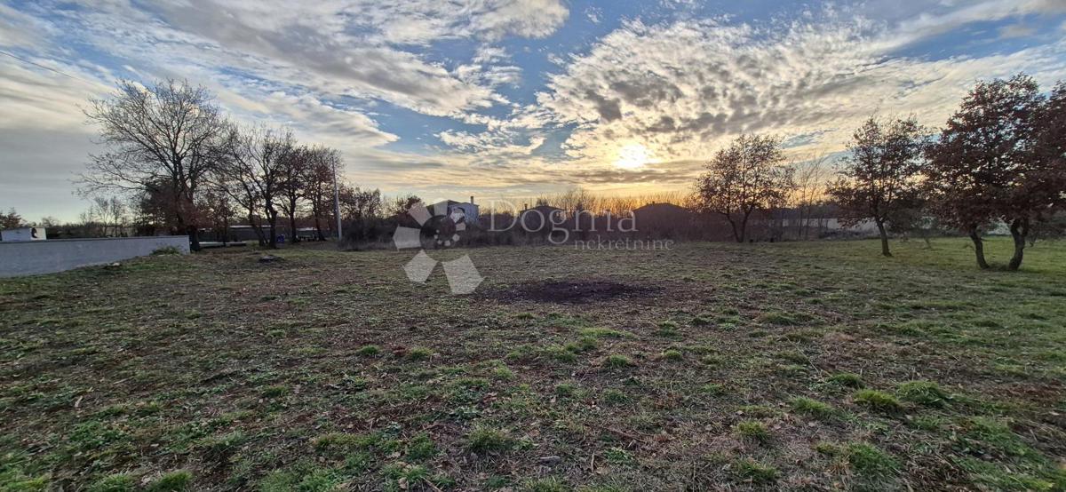 Zazidljivo zemljišče Loborika, Marčana, 703m2