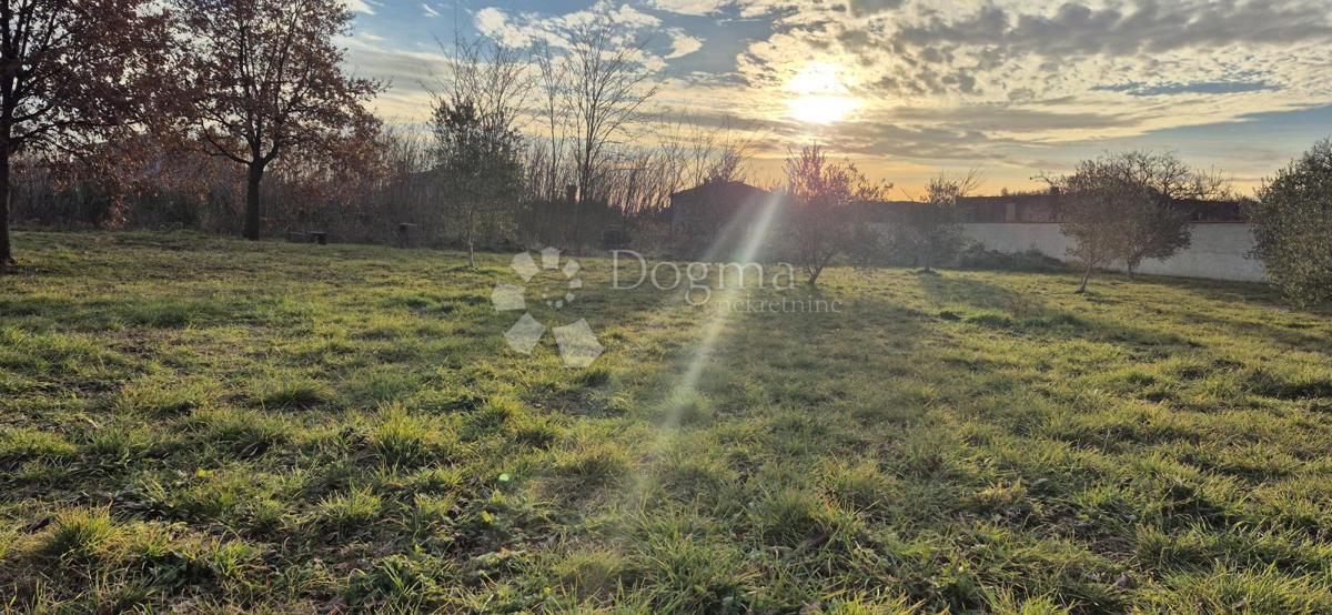 Zazidljivo zemljišče Loborika, Marčana, 703m2