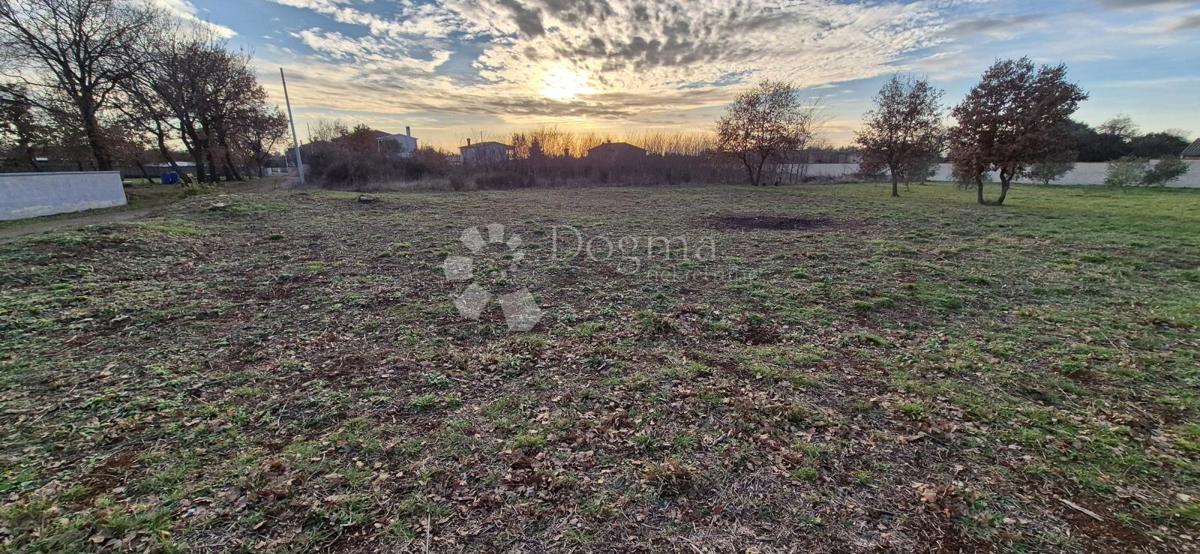 Zazidljivo zemljišče Loborika, Marčana, 703m2