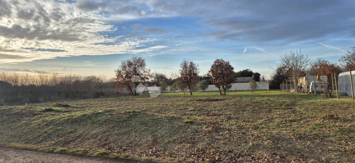 Zazidljivo zemljišče Loborika, Marčana, 703m2