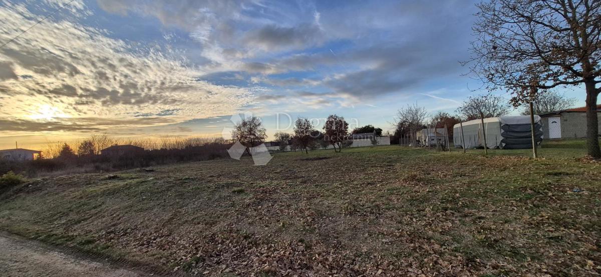 Zazidljivo zemljišče Loborika, Marčana, 703m2