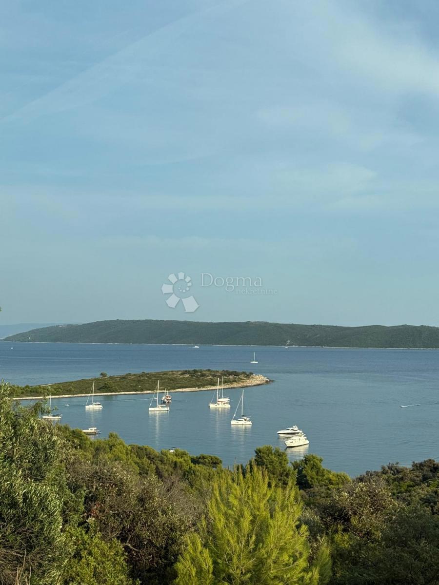 Čudovita hiša s pogledom na morje