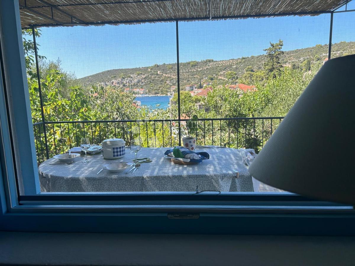 Čudovita hiša s pogledom na morje