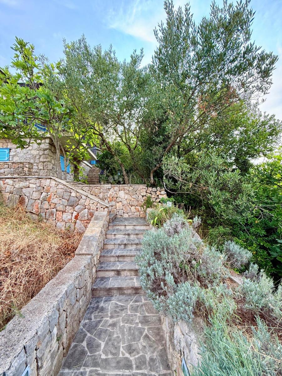 Čudovita hiša s pogledom na morje