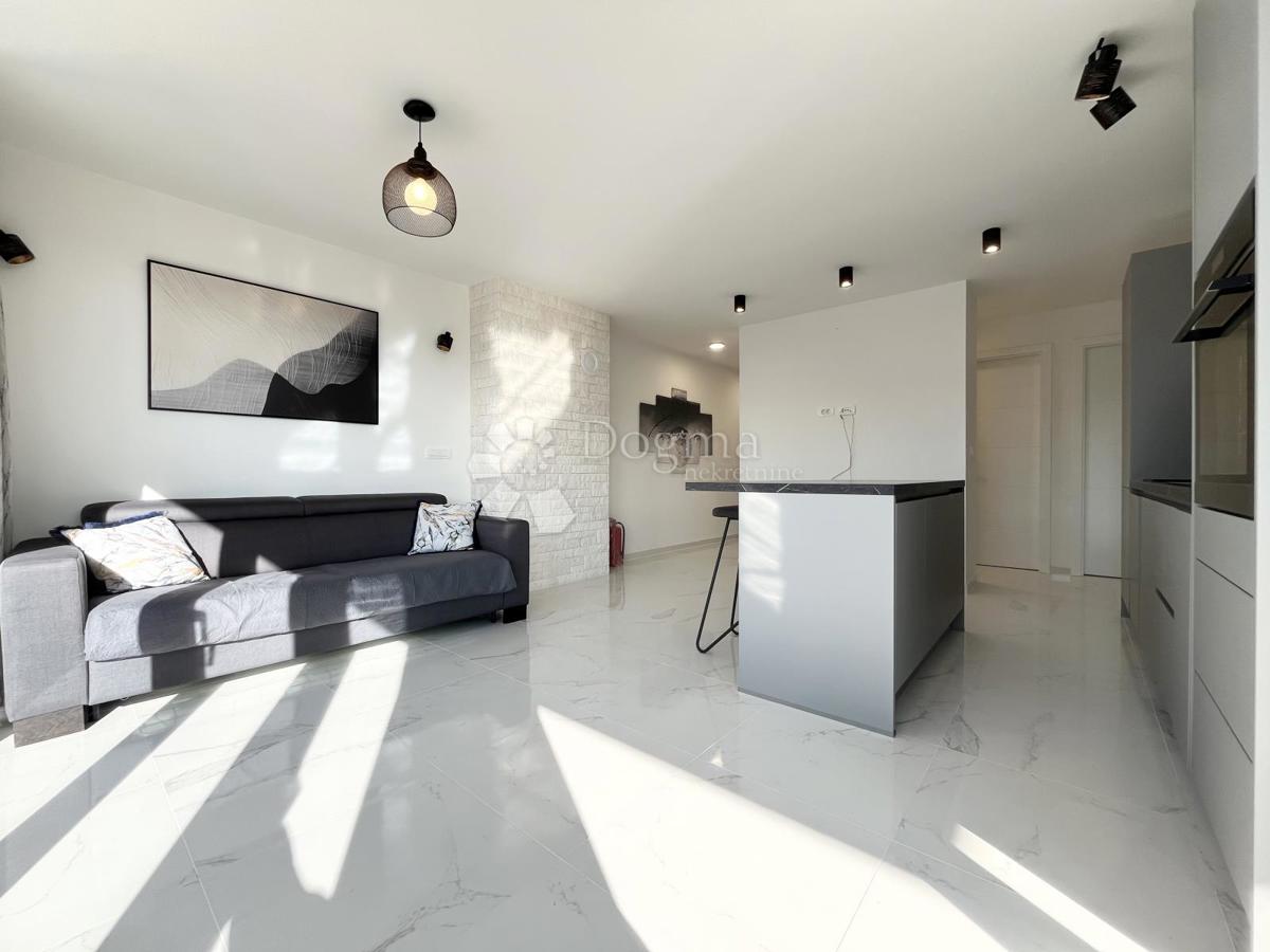 NOVIGRAD, APARTMA Z 2 TERASAMA IN 360° POGLEDOM