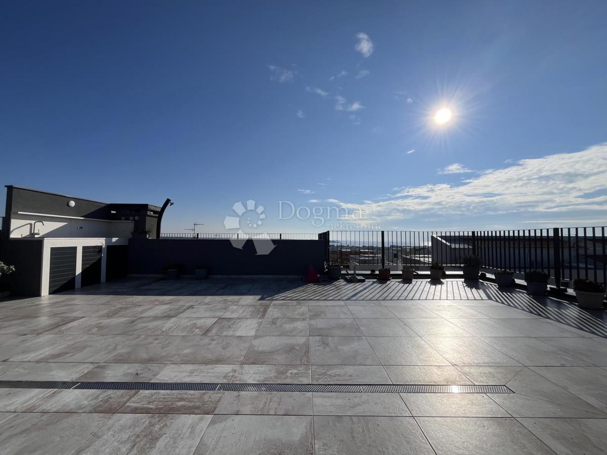 NOVIGRAD, APARTMA Z 2 TERASAMA IN 360° POGLEDOM