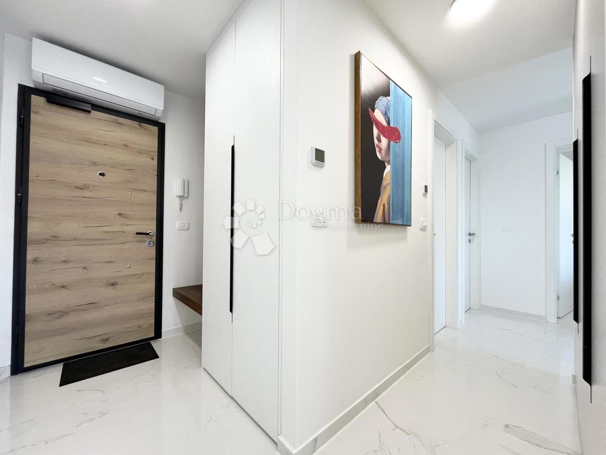 NOVIGRAD, APARTMA Z 2 TERASAMA IN 360° POGLEDOM