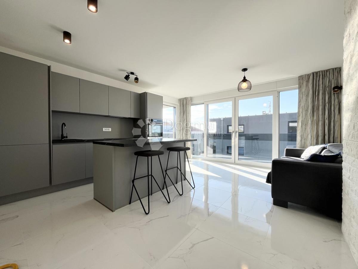 NOVIGRAD, APARTMA Z 2 TERASAMA IN 360° POGLEDOM